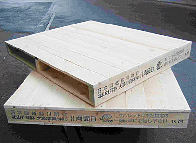 コピー用紙など平判の紙を輸送するときに使用するSGECのマーク入り製紙パレット
