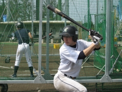 バッテング練習をする川畑選手（4日）