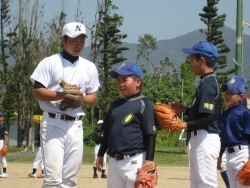 内野守備を指導する小野